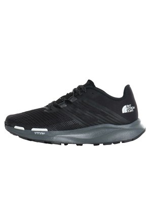 Czarny but sportowy z teksturowaną cholewką, czarnymi sznurowadłami, szarą podeszwą i białym logo "The North Face" na pięcie, widoczny z boku.