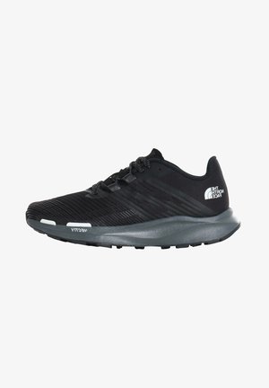 Chaussure de sport noire avec tige texturée, lacets noirs, semelle grise et logo blanc "The North Face" au talon, vue de côté.