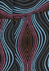 Tissu à motif abstrait avec des lignes ondulées en bleu, rose, noir et orange sur un fond texturé, créant un effet visuel dynamique.
