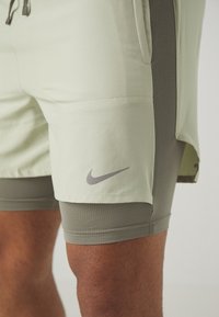 Pantalones cortos Nike con una capa exterior de verde claro y una capa interior de verde más oscuro. Confeccionados en un material texturizado y transpirable con un acento de logo.