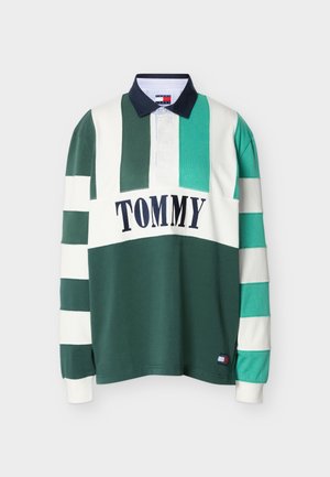 Langærmet rugbytrøje med grønne, hvide og blågrønne lodrette og vandrette striber, navy krave og teksten "TOMMY" på brystet.