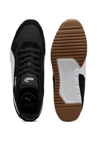 Zapatillas deportivas en blanco y negro con parte superior de textil y ante, suela de goma, banda de rodadura texturizada y logotipo prominente de la marca en la lengua y en el lateral.