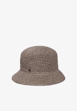 Chapeau seau crocheté marron clair avec un petit logo métallique rond sur le côté, doté d'un bord incliné vers le bas.