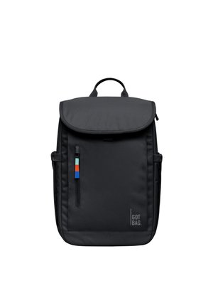 Schwarzer Rucksack mit Klappe oben, vordere Reißverschlusstasche mit farbigen Laschen, Seitentaschen und "GOT BAG"-Logo unten rechts.