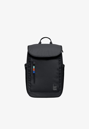 Sort rygsæk med topklap, frontlynlåslomme med farvede faner, sidelommer og "GOT BAG" logo nederst til højre.