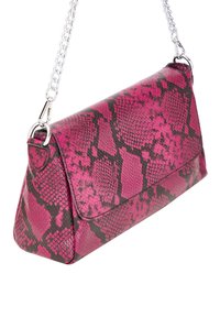 Borsa a tracolla con motivo pitone rosa e nero, dalla forma rettangolare, con finitura lucida e tracolla in catena argentata. Presenta una chiusura a pattina.