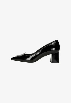 Schwarzer Lackleder-Pumps mit niedrigem Blockabsatz, spitzer Zehenpartie und dekorativer Klappe oben, Seitenansicht auf weißem Hintergrund.