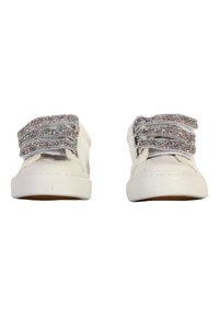 Scarpe da ginnastica bianche in tela con tre cinturini in velcro argentati e glitter multicolore, suole in gomma e design a collo basso.