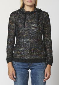 Černý pletený svetr s barevnými skvrnami, s kapucňovým výstřihem a šňůrkami, žebrovanými manžetami a texturovaným povrchem.