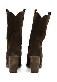 Stivaletti alla caviglia in suede marrone con bordo superiore scallopato e tacchi in legno sovrapposti. La texture è morbida con una tonalità ricca e profonda.