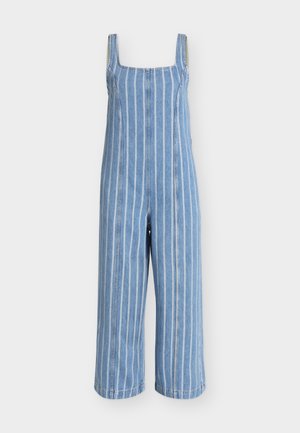 Μπλε αμάνικο ολόσωμο τζιν με άσπρες κάθετες ρίγες και φαρδιά, cropped παντελόνια σε απλό φόντο.