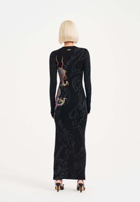 Abito lungo nero a maniche lunghe con un design di drago dai colori vivaci, aderenza al corpo e maniche testurizzate con un motivo sottile.