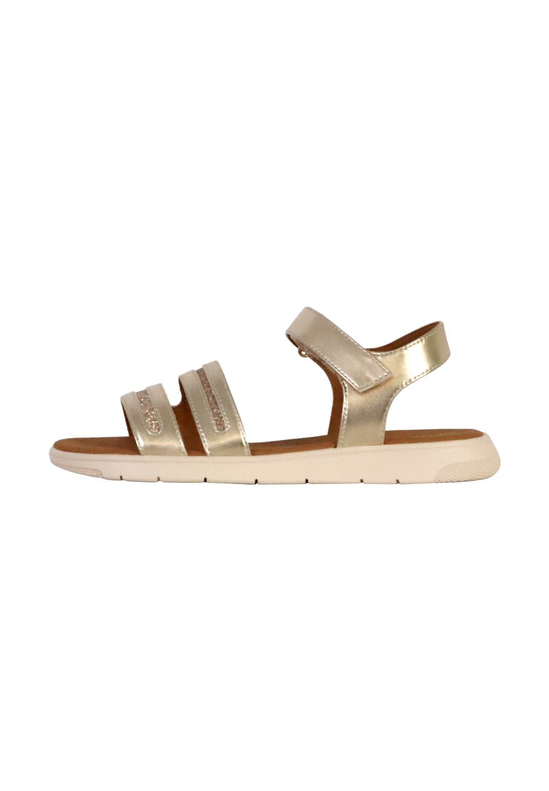 Gouden metallic sandalen met drie verstelbare bandjes, een gevoerde voetbed en een witte rubberen zool. Plat ontwerp voor gemakkelijk draagcomfort.