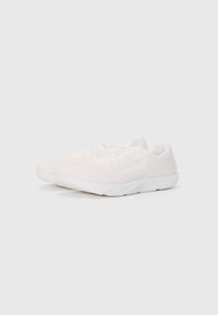 Une paire de chaussures de course légères en mesh blanc avec des lacets et des semelles texturées sur un fond blanc uni.