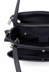 Borsa a tracolla in pelle blu scuro con molteplici scomparti con cerniera, texture liscia e dettagli in metallo dorato. L'interno presenta una fodera in tessuto nero.