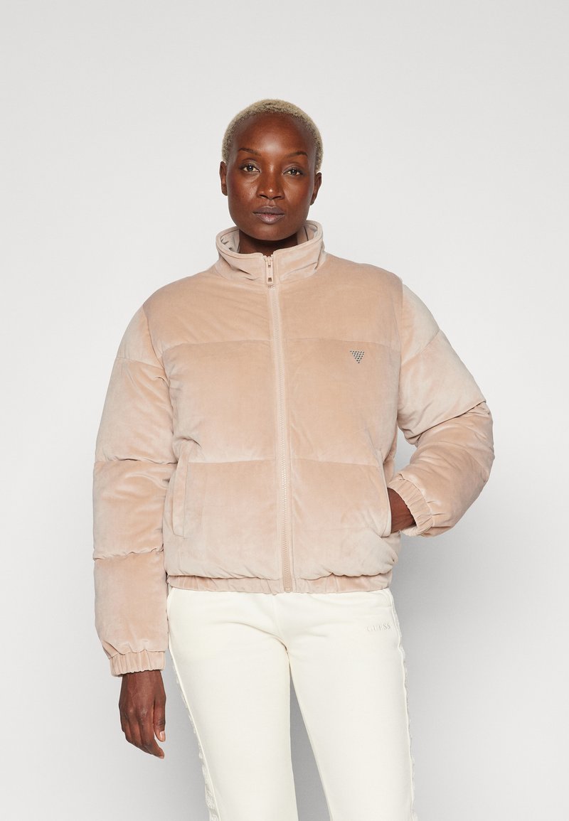 Giacca piumino cropped rosa chiaro, con colletto alto, zip frontale e tessuto texturizzato. Presenta un piccolo logo sul lato sinistro del petto.
