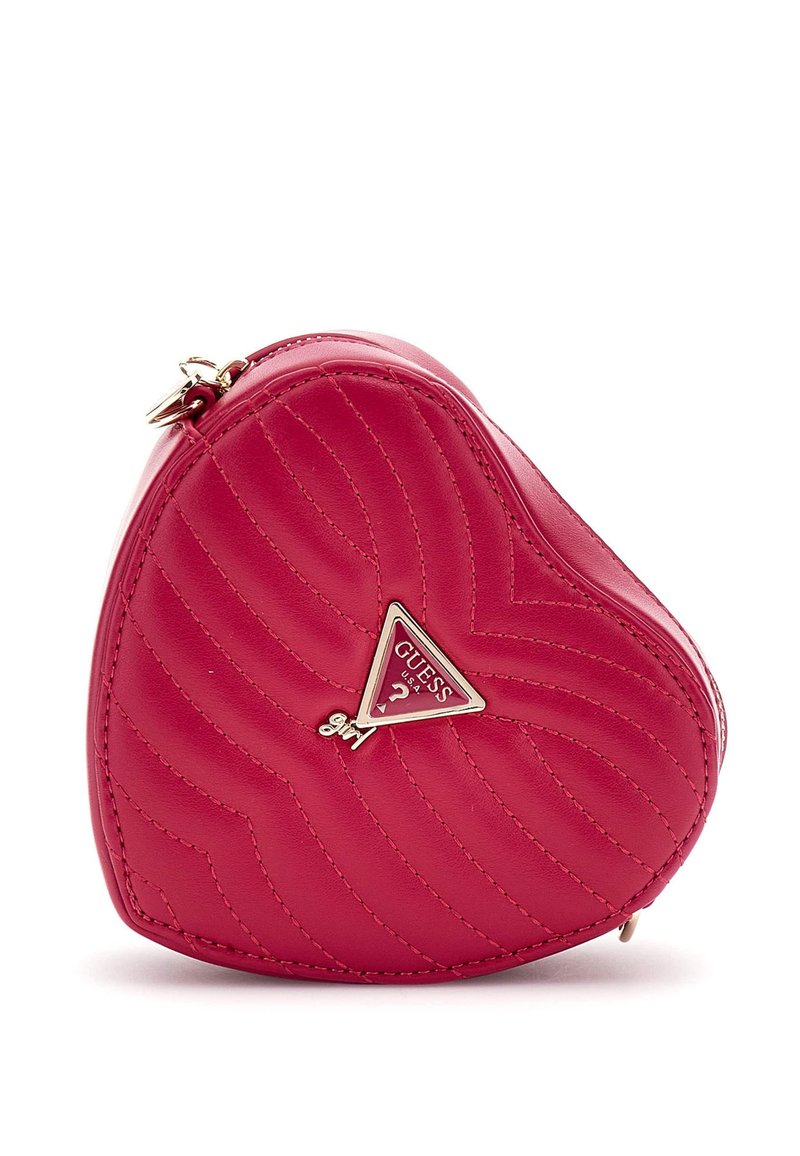 Hartvormige rode tas van imitatieleer met een doorgestikt patroon, voorzien van een gouden driehoekig logo en een ritssluiting. Compact en stijlvol ontwerp.