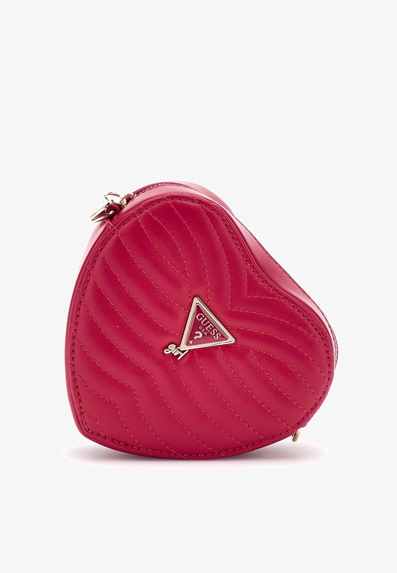 Hartvormige rode tas van imitatieleer met een doorgestikt patroon, voorzien van een gouden driehoekig logo en een ritssluiting. Compact en stijlvol ontwerp.