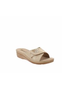 Sandalo beige slip-on con tomaia texture, dotato di una cintura regolabile decorata con cristalli e un tacco wedge basso.