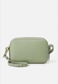 Négyszögletes, zöld bőr keresztpántos táska texturált felülettel, aranyszínű fém kiegészítőkkel és levehető pánttal, cipzáras záródással.