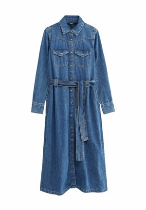 Lungo vestito chemisier in denim blu con bottoni sul davanti, tasche con patta sul petto, maniche lunghe, colletto e cintura abbinata annodata in vita.