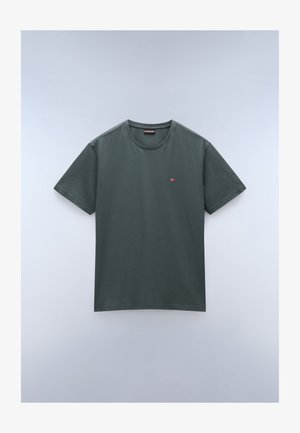 Sötétzöld pamut póló rövid ujjakkal, kerek nyakkivágással és kis hímezett részlettel a mellen. Simasága miatt kényelmes viseletet biztosít.