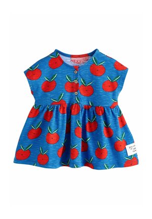 Blå bomuldskjole med røde kirsebærmønstre og grønne blade, korte ærmer og knapstolpe. Inkluderer en sideetiketdetalje.