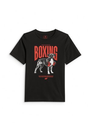 Czarna koszulka z grafiką psa w czerwonych rękawicach bokserskich i dużym czerwonym napisem „BOXING” nad nią.