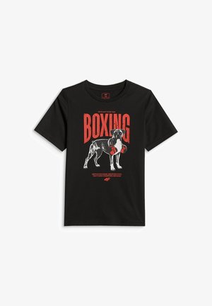 Czarna koszulka z grafiką psa w czerwonych rękawicach bokserskich i dużym czerwonym napisem „BOXING” nad nią.