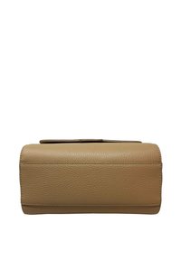 Portafoglio rettangolare in pelle color cuoio con superficie testurizzata e dettagli cuciti. Presenta una chiusura a patta e un design compatto.