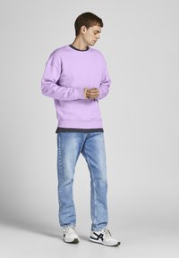 Jack & Jones JJESTAR BASIC - Sweatshirt - lavender