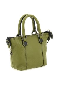 Piccola borsa a tracolla in pelle verde oliva con doppi manici, zip nera e dettagli in hardware argento, poggiata su uno sfondo bianco.