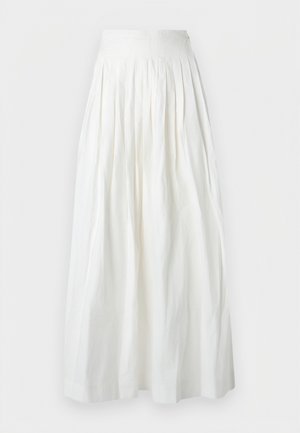 Λευκή πλισέ maxi φούστα με ψηλή μέση, φαρδιά ζώνη και ροή ύφασμα, εμφανιζόμενη σε απλό ανοιχτό φόντο.