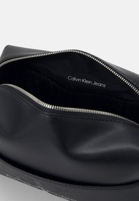 Calvin Klein Jeans SCULPTED BEAUTY CASE MONO UNISEX - Toaletna torbica - black