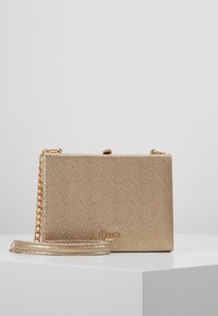 Borsa a clutch con texture dorata e forma rettangolare, dotata di tracolla a catena e accentuata da un logo. Finitura metallica liscia e design organizzato.