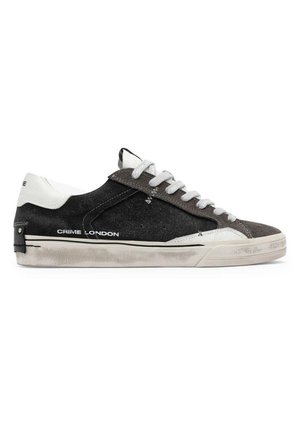 Sneaker basse bianco e nero con lacci bianchi, testo "CRIME LONDON" sul lato, suola dall'aspetto usurato e texture in pelle scamosciata.