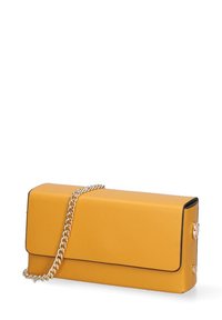 Borsa a tracolla rettangolare gialla realizzata in pelle liscia, con catena dorata e bordo nero lungo i bordi.