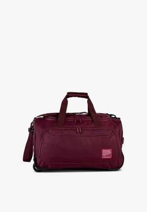 Weinrote Rolltasche mit zwei Griffen, vorderer Reißverschlusstasche und verstellbarem Schultergurt, stehend auf weißem Hintergrund.