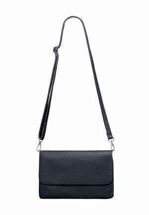 Marineblaues Leder-Crossbody-Tasche mit strukturierter Oberfläche, flachem Design und verstellbarem Riemen. Verfügt über einen Klappenverschluss und silberne Hardware.