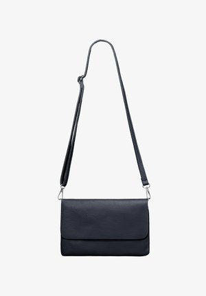 Marineblaues Leder-Crossbody-Tasche mit strukturierter Oberfläche, flachem Design und verstellbarem Riemen. Verfügt über einen Klappenverschluss und silberne Hardware.