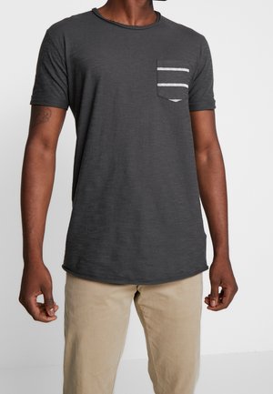 Ciemnoszary t-shirt z krótkim rękawem, zaokrąglonym dołem i kieszenią na piersi z trzema poziomymi białymi paskami. Miękka faktura, swobodny krój.