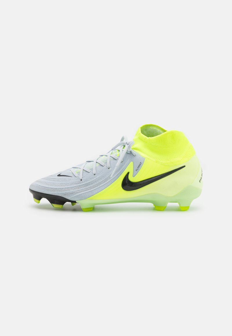 Scarpini da calcio grigio chiaro con dettagli giallo neon e logo Nike nero, dotati di una tomaia testurizzata, di un colletto aderente e di tacchetti verdi removibili.