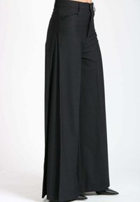 Pantaloni neri a gamba larga realizzati in un tessuto morbido, con vita alta, due tasche laterali e una vestibilità su misura dal design pulito.