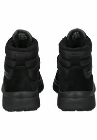 Schwarze High-Top-Schuhe aus synthetischen Materialien mit einem weichen Futter, die über strukturierte Wildlederakzente und eine robuste Gummisohle verfügen.