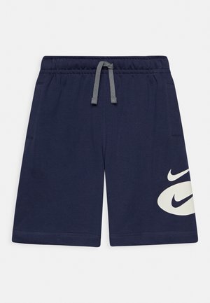 Donkerblauwe sportshorts met elastische tailleband, grijze trekkoord, zijzakken en witte abstracte Nike swoosh-logo's op het rechterbeen.