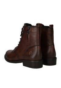 Stivaletti in pelle marrone con una texture liscia, dotati di una cerniera laterale, lacci decorativi e un tacco basso e robusto.