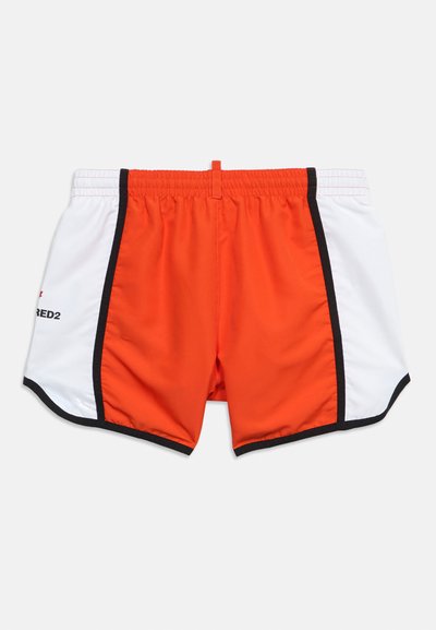 Ανδρικά αθλητικά σορτς σε έντονο πορτοκαλί με λευκές πλαϊνές λωρίδες και μαύρο περιθώριο, με ελαστική μέση και λογότυπο στην αριστερή πλευρά.