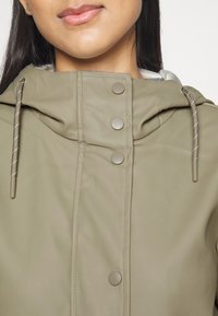 Vero Moda Petite VMMALOU - Parca - laurel oak