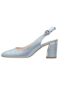 Vaaleansininen nilkkapumppu, jossa on teksturoitu pinta, mantelin muotoinen kärki ja metallikoristeinen lohkokorko. Säädettävä solki nilkkahihnassa.