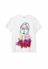 Weißes T-Shirt mit kurzen Ärmeln, das eine farbenfrohe, abstrakte Gesichtsillustration mit kräftigen Konturen und verschiedenen lebhaften Farben wie Rot, Grün und Blau zeigt.